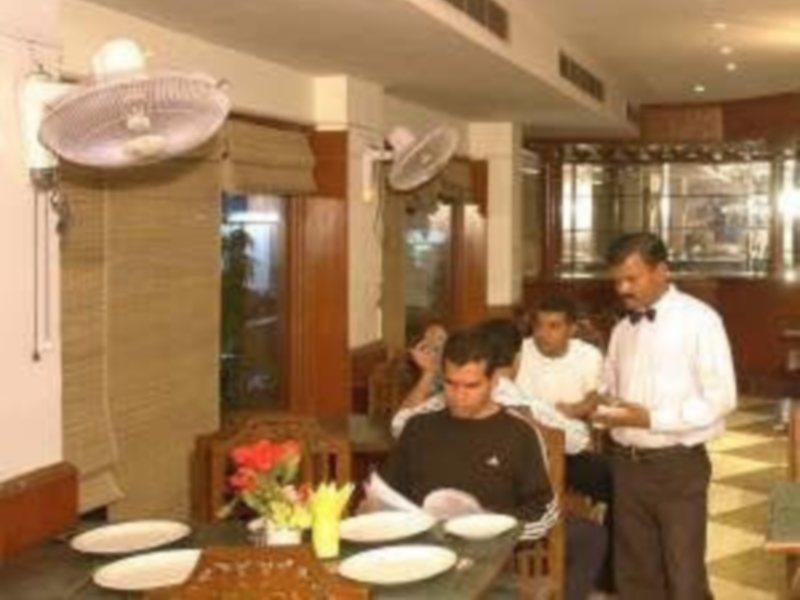 Hotel Raunak International Új-Delhi Kültér fotó